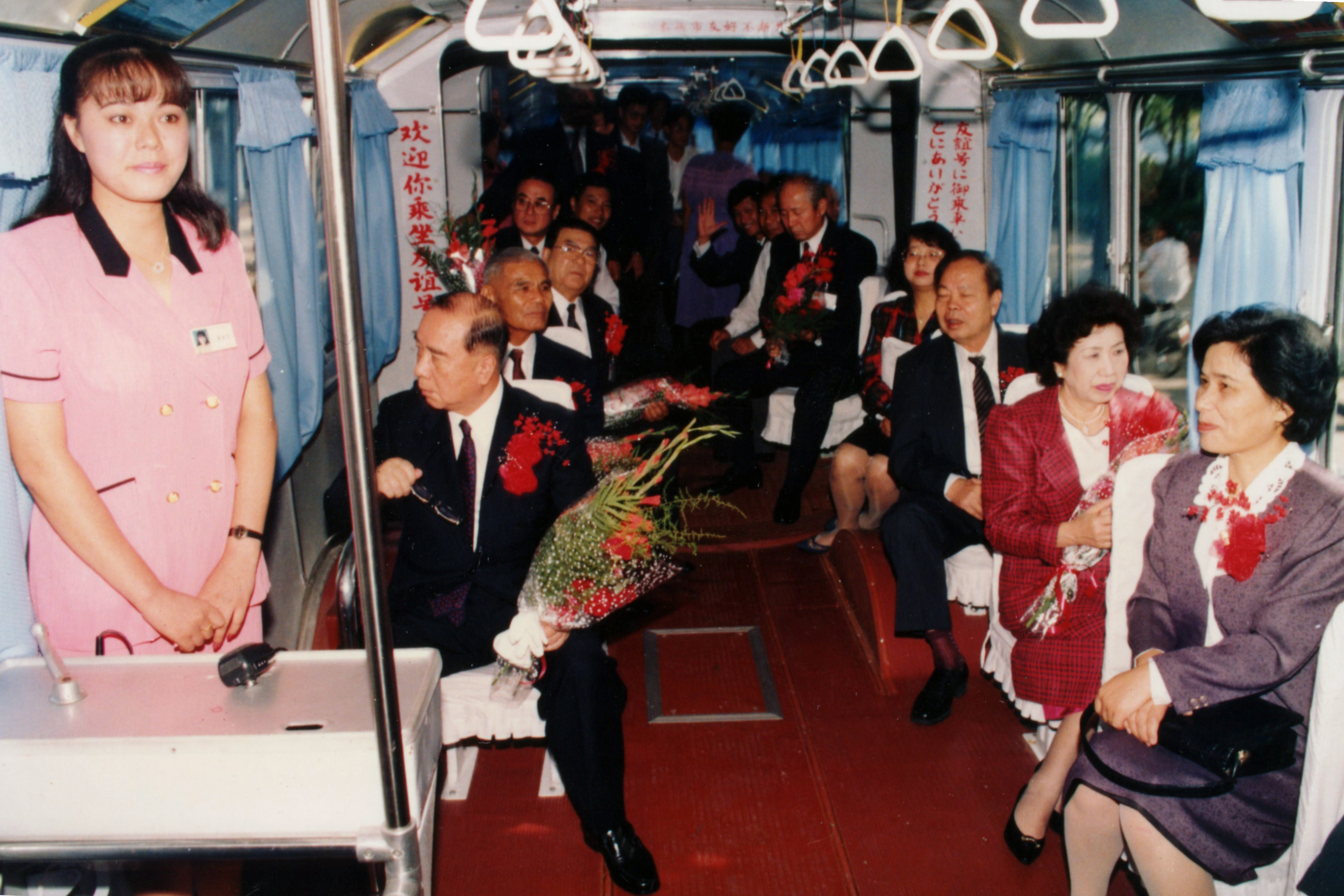 桂林市市长与熊本市市长乘坐熊本号车.jpg 桂林市市长与熊本市市长乘坐熊本号车.jpg